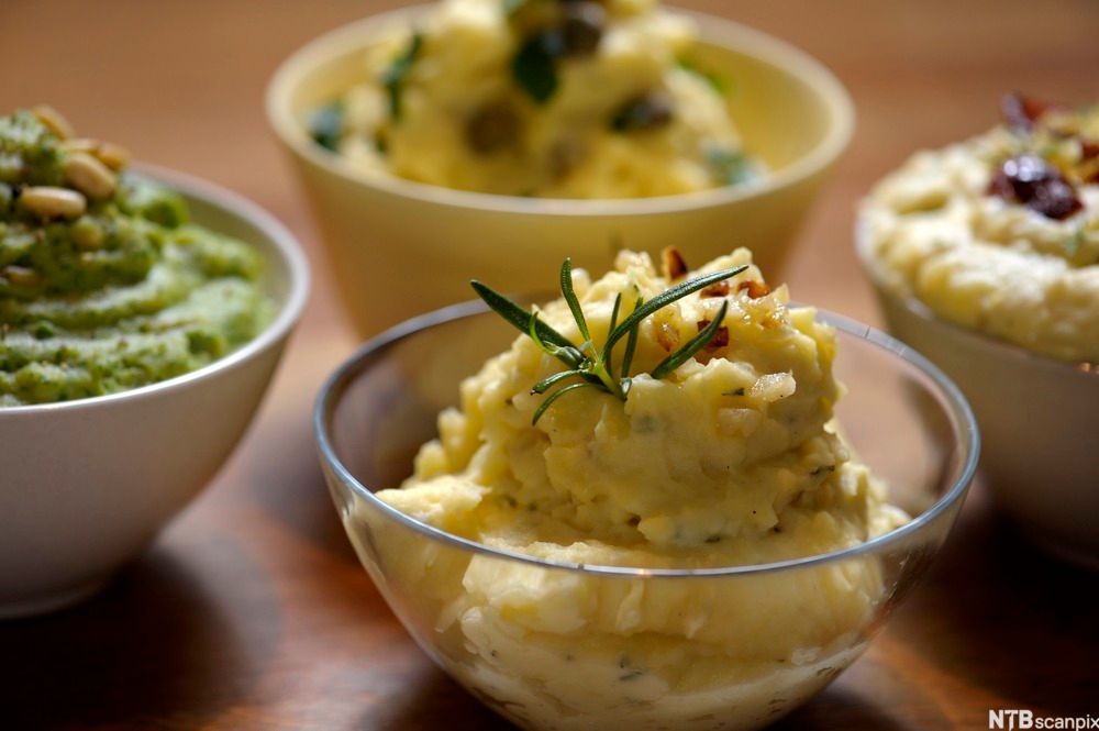 Forskjellige typer potetmos i små skåler. Foto. 