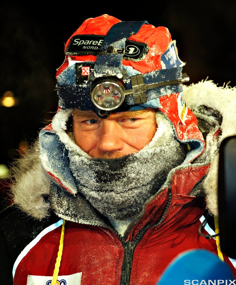 Lars Monsen med anorakk og hodelykt. Foto.