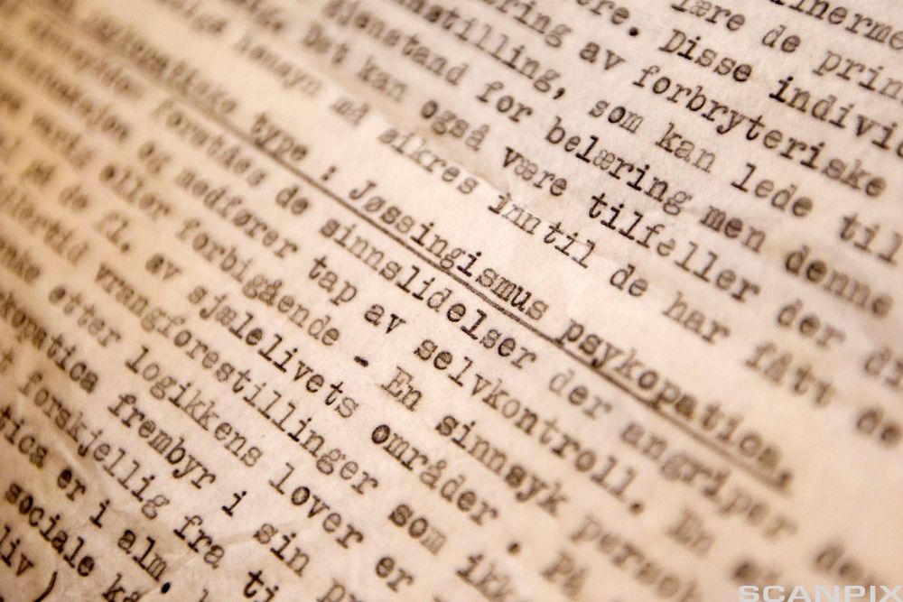 Side med tekst skrevet på skrivemaskin. Foto.