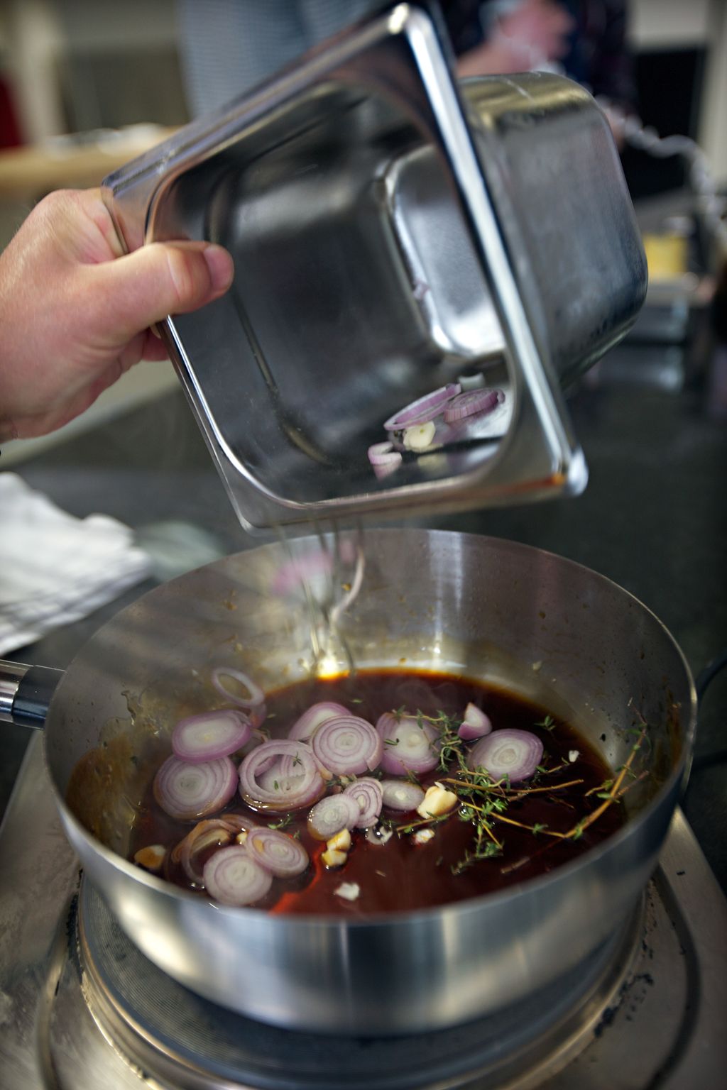 En gryte med vin og diverse krydder. Foto.