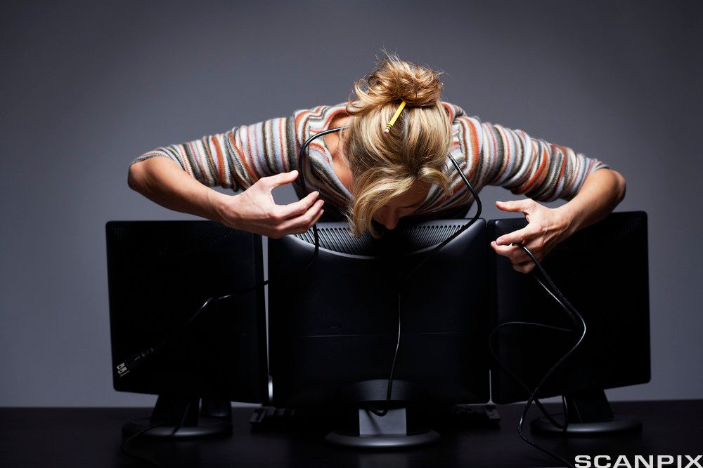 Kontorarbeider frustrert over datamaskin