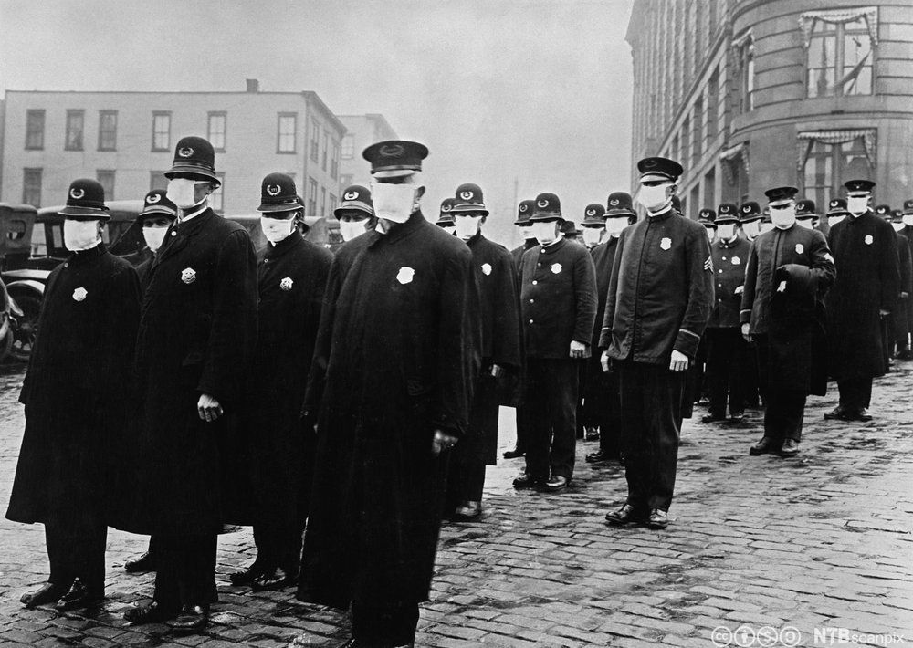 Politimenn med masker mot spanskesyken. Svart-hvitt foto.