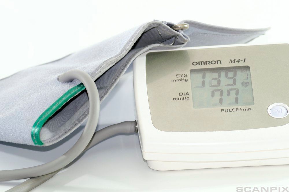 Digitalt blodtrykksapparat som viser 139/77 mmHg. Foto.