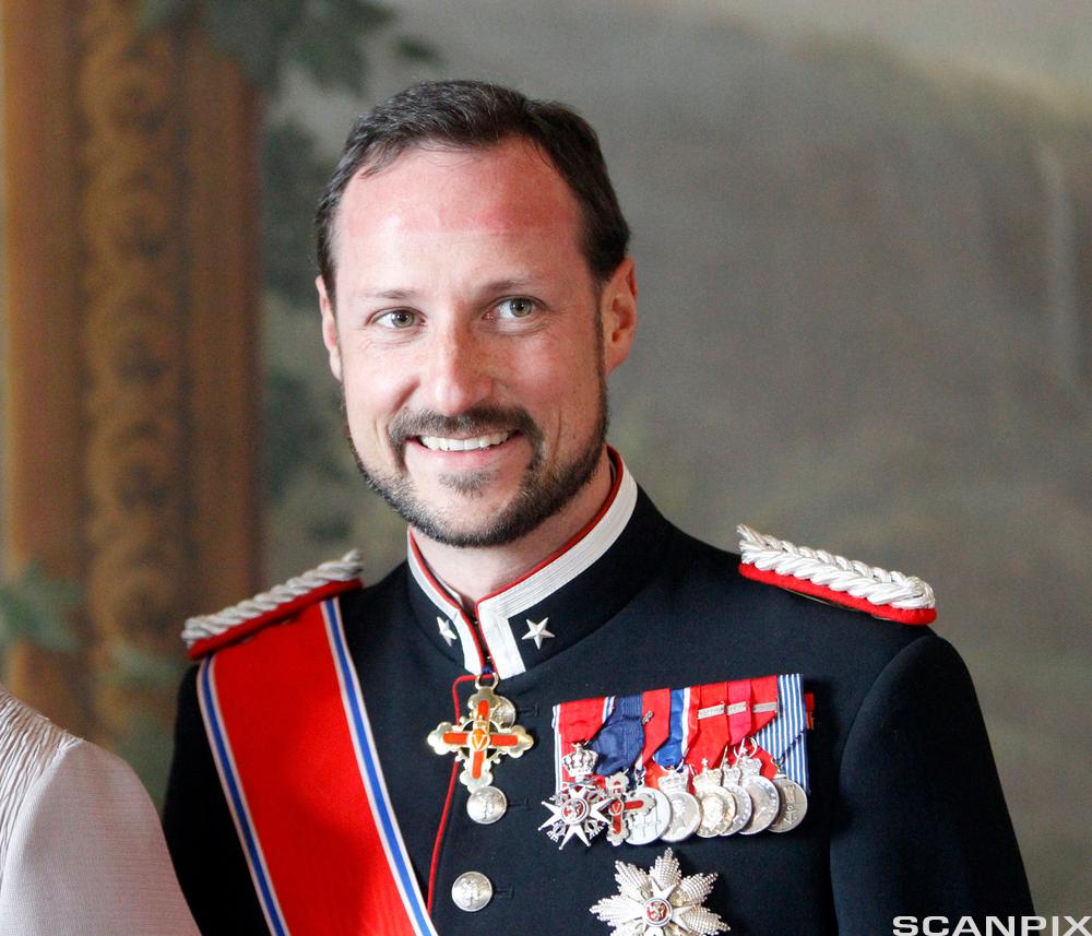 Ein smilande kronprins Haakon Magnus i uniform. Foto.