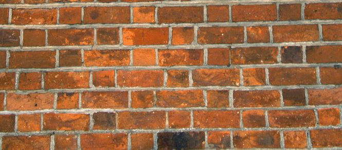 Murvegg med teglstein lagt i forband. Foto.