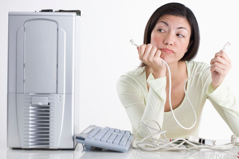 Dame med ødelagt datamaskin. Foto.