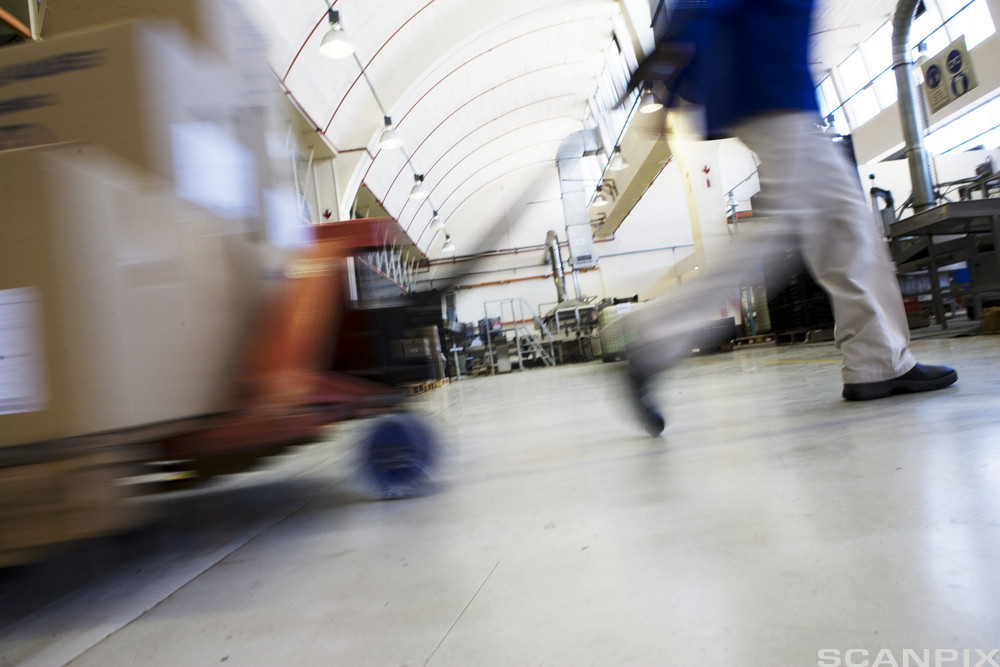 Person drar pallejekk. Foto.