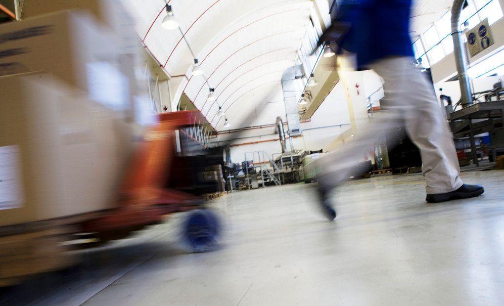 Person drar pallejekk. Foto.