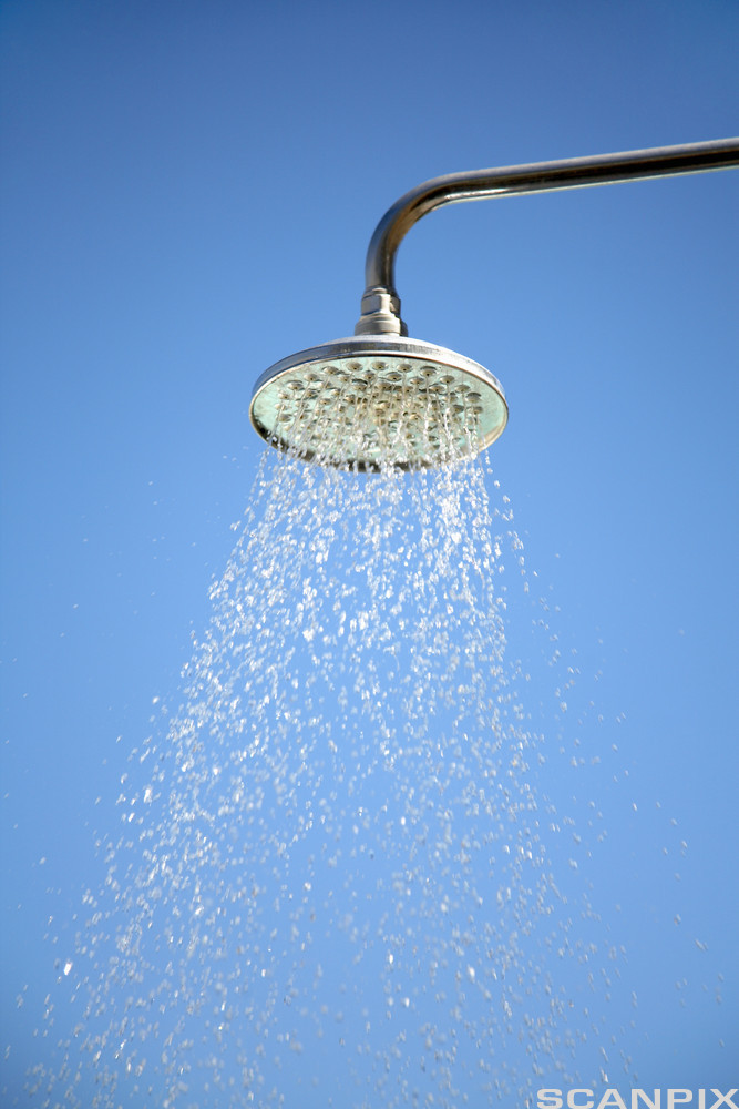 Stort dusjhode som det strømmer vann ut av. Foto.