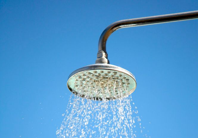 Stort dusjhode som det strømmer vann ut av. Foto.