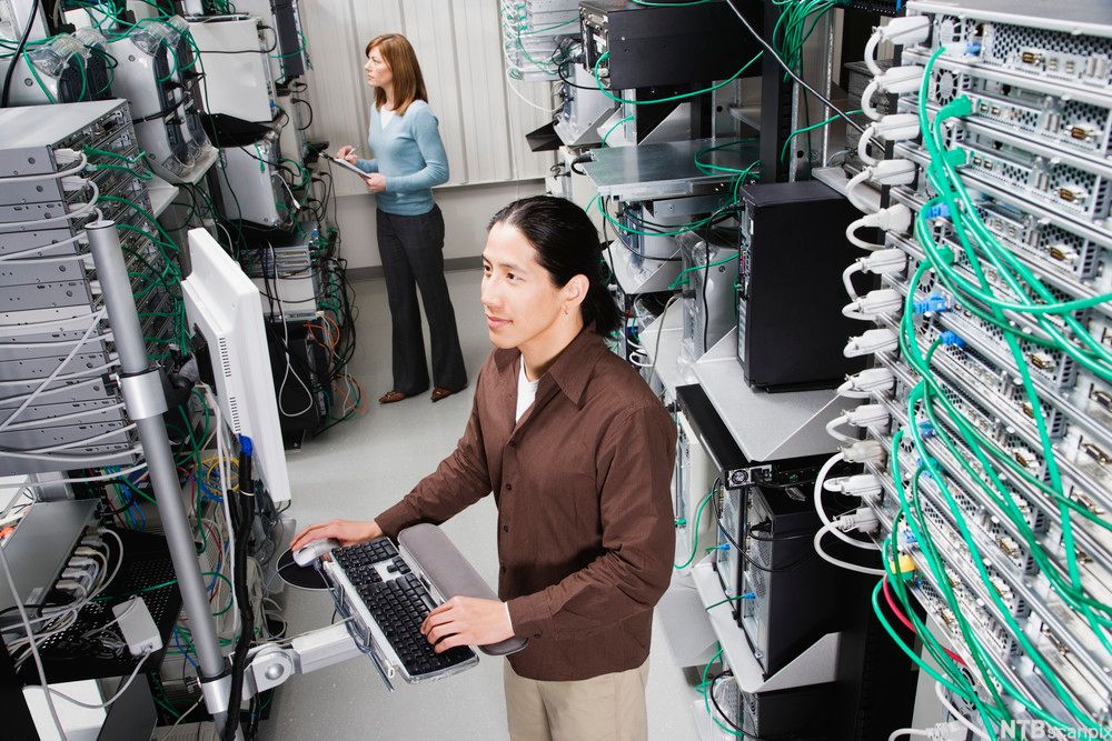 To personer arbeider på et severrom. Foto.