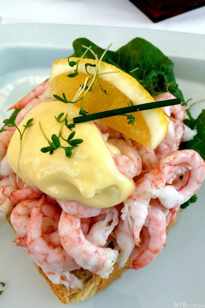 Rekesmørbrød med sitron og majones. Foto.