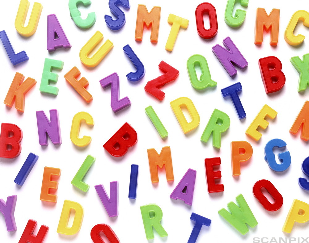 Tredimensjonale bokstaver i mange farger vises mot hvit bakgrunn. Foto. 