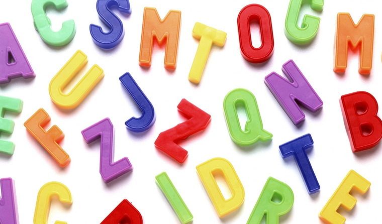 Tredimensjonale bokstaver i mange farger vises mot hvit bakgrunn. Foto.