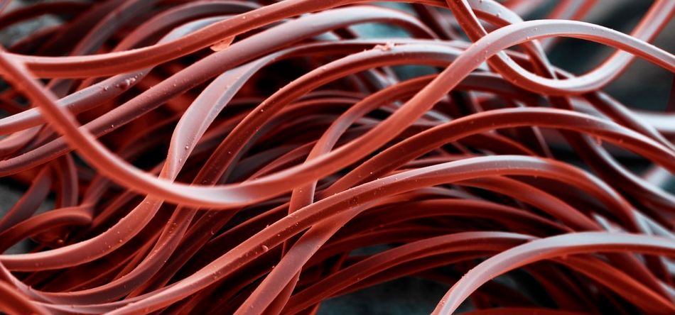 Mikroskopbilde av polyesterfibrar. Foto.