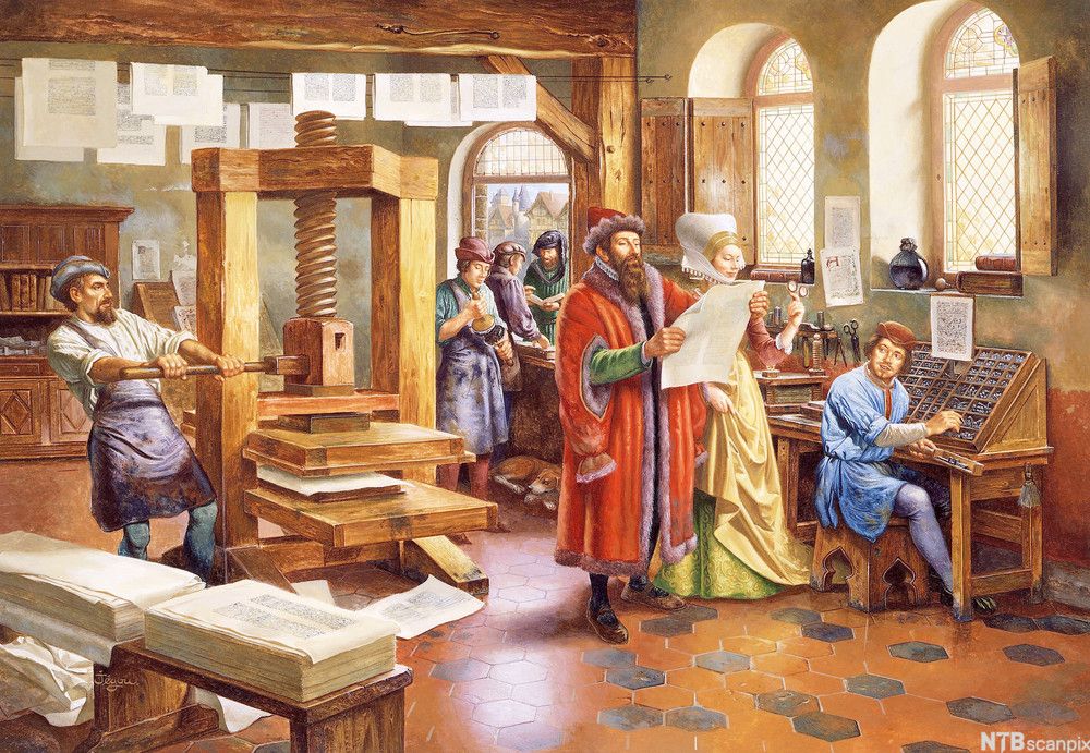 En skjeggete mann med rød lue og barokk frakk står midt i et trykkeverksted og betrakter et nytrykt ark. En annen plukker bokstaver i en settekasse, og en tredje strammer en stor og massiv arkpresse i tre. Maleri.