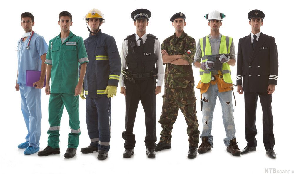 Den samme mannen er kledd i ulike uniformer fordi han skal representere ulike yrkesgrupper: lege, brannmann, politibetjent, soldat, snekker og pilot. Manipulert foto.