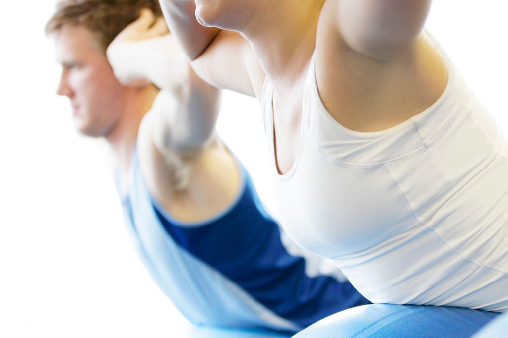 Tre kvinner trener med pilatesball. Foto.