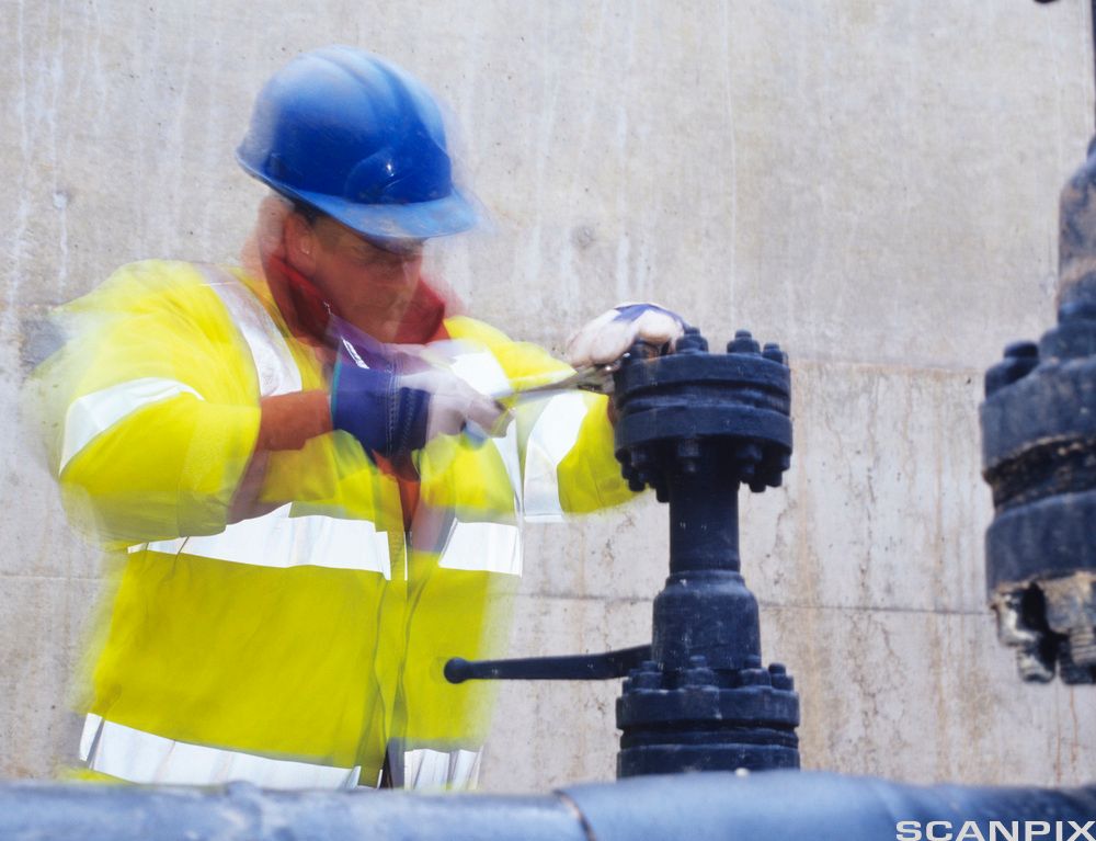 Arbeider i verneutstyr reparerer gassrør. foto.