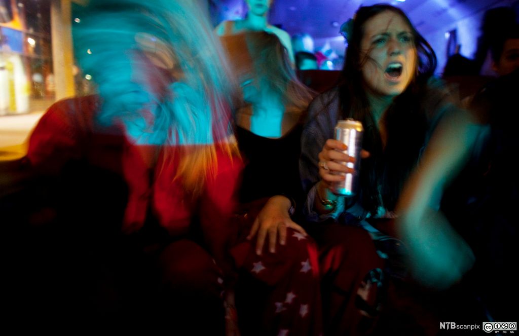 Jenter på fest i en bar. Foto.