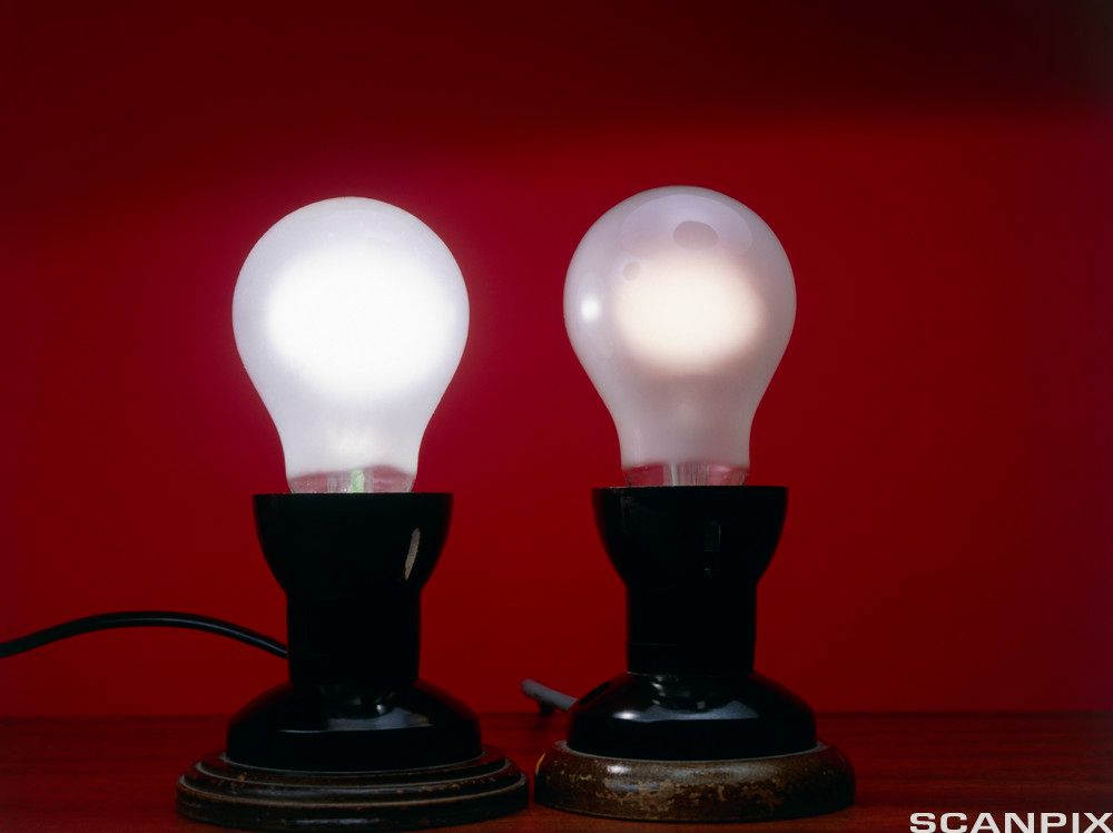 To lyspærer med ulik lys-styrke på grunn av forskjellige spenninger. Foto.