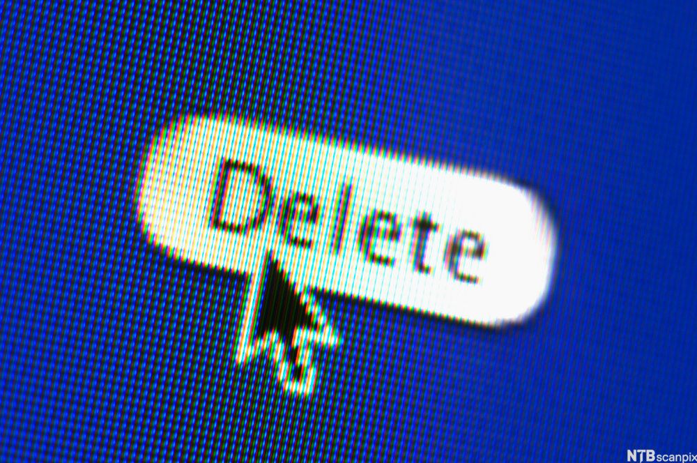 Muspeker på skjerm som holdes over en sletteknapp. Foto