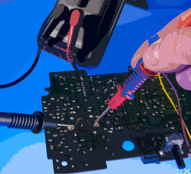 Måling med multimeter på printkort. Foto.