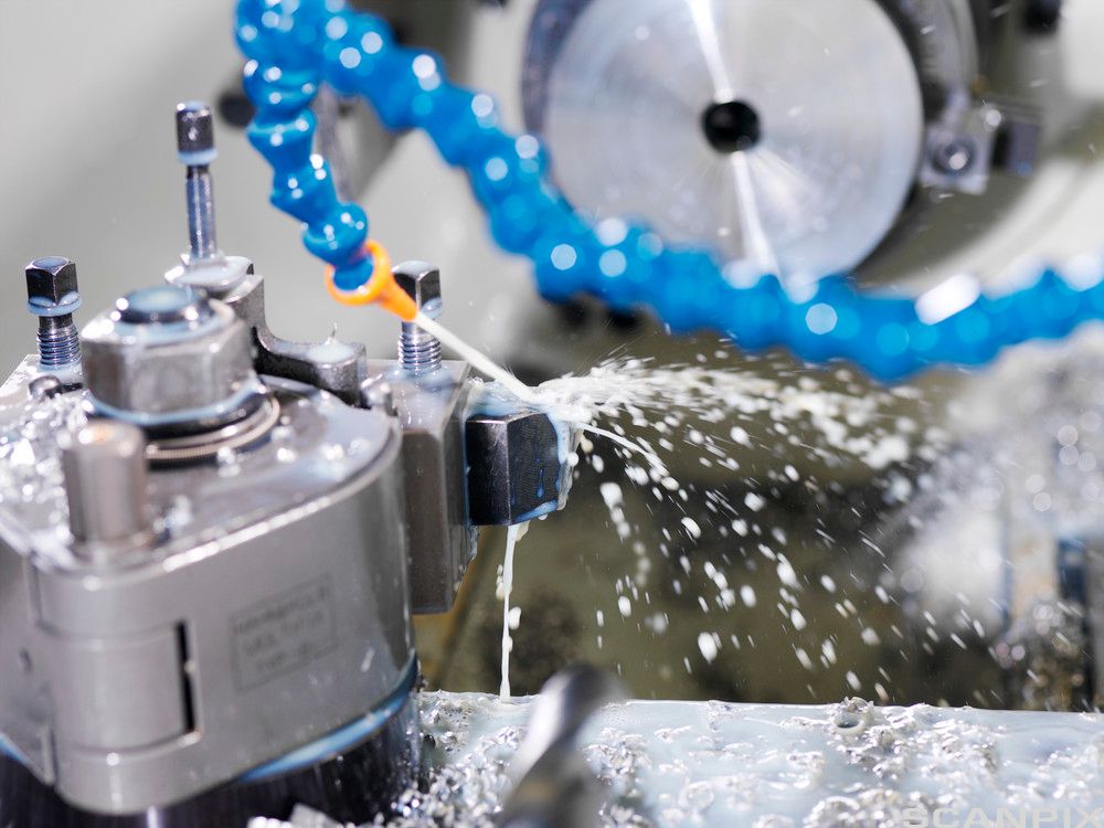 Vann blir spylt på et verktøy i en maskin. Foto.