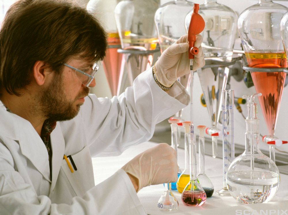 Kjemiker med titreringsutstyr. foto.
