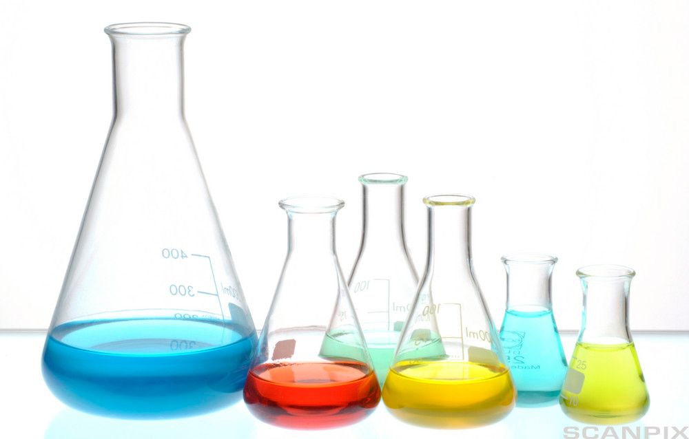 Laboratorieglass med fargede væsker i. Foto.