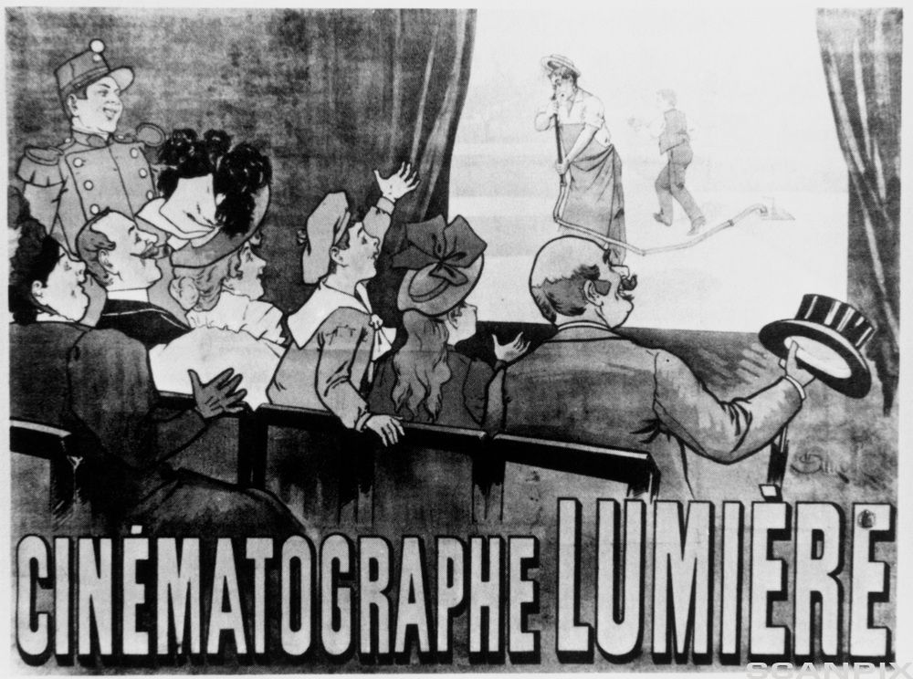 Plakaten som viser en tegning av et kinopublikum som ser på en kjent filmscene fra brødrene Lumières filmer. Illustrasjon.