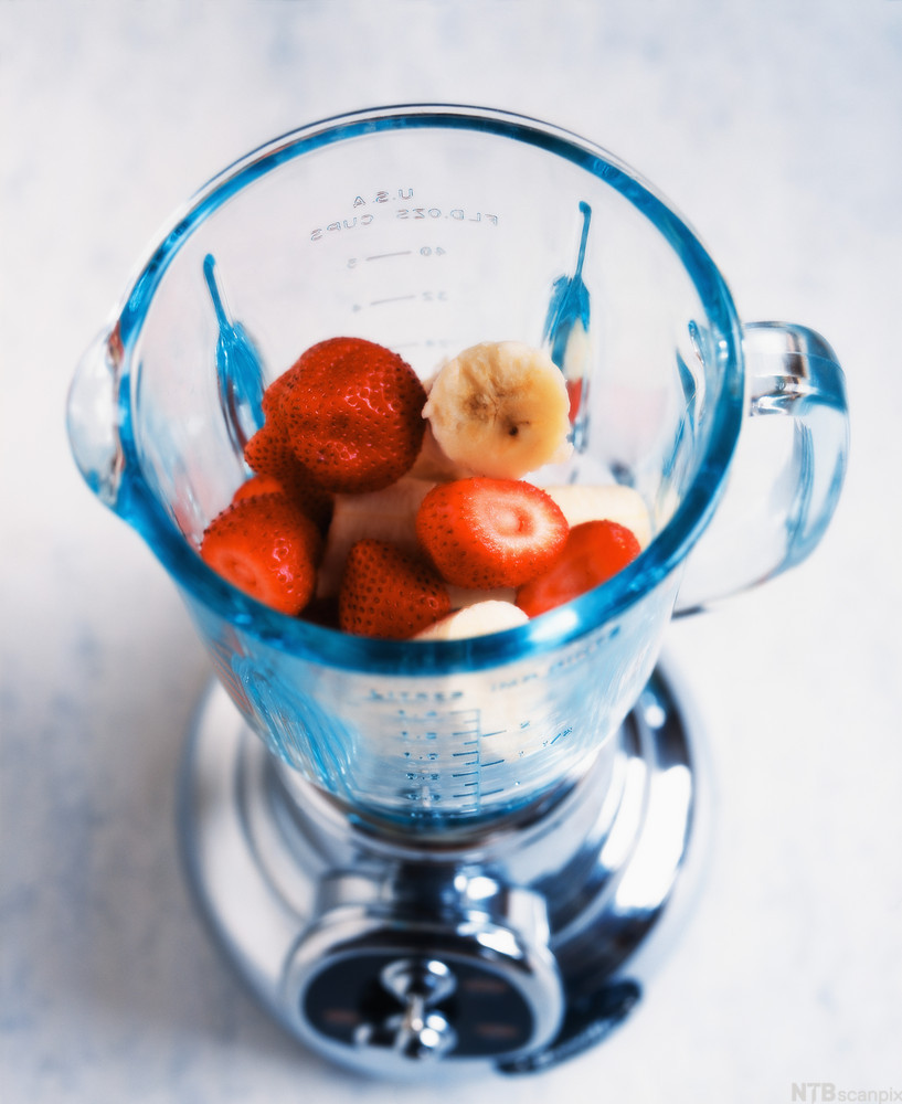 Frukt og bær i en blender. Foto.