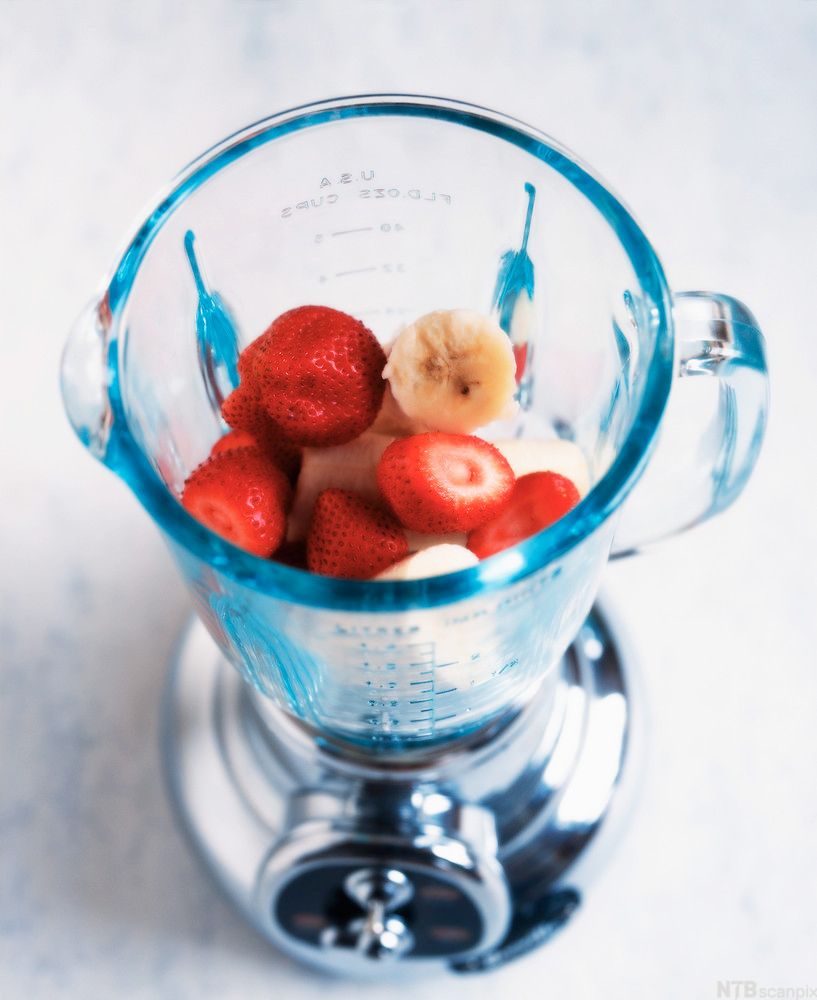 Frukt og bær i ein blender. Foto.