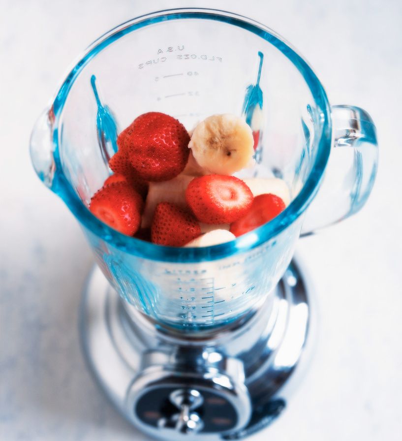 Frukt og bær i en blender. Foto.
