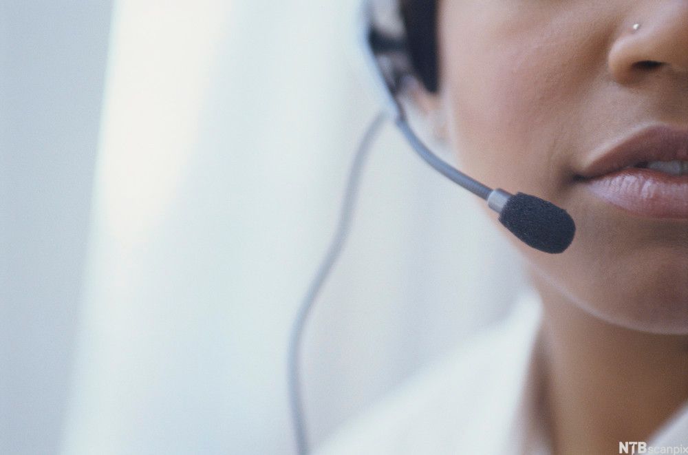 En person med hodetelefoner med mikrofon på seg. Foto.