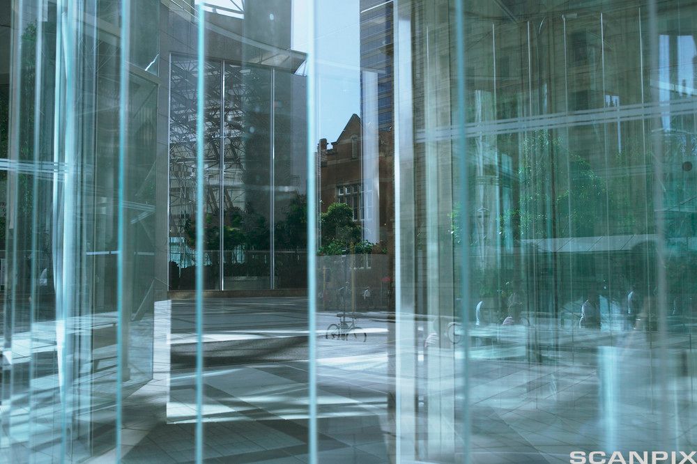 Inngangsparti til kontorbygg i glass. Foto.