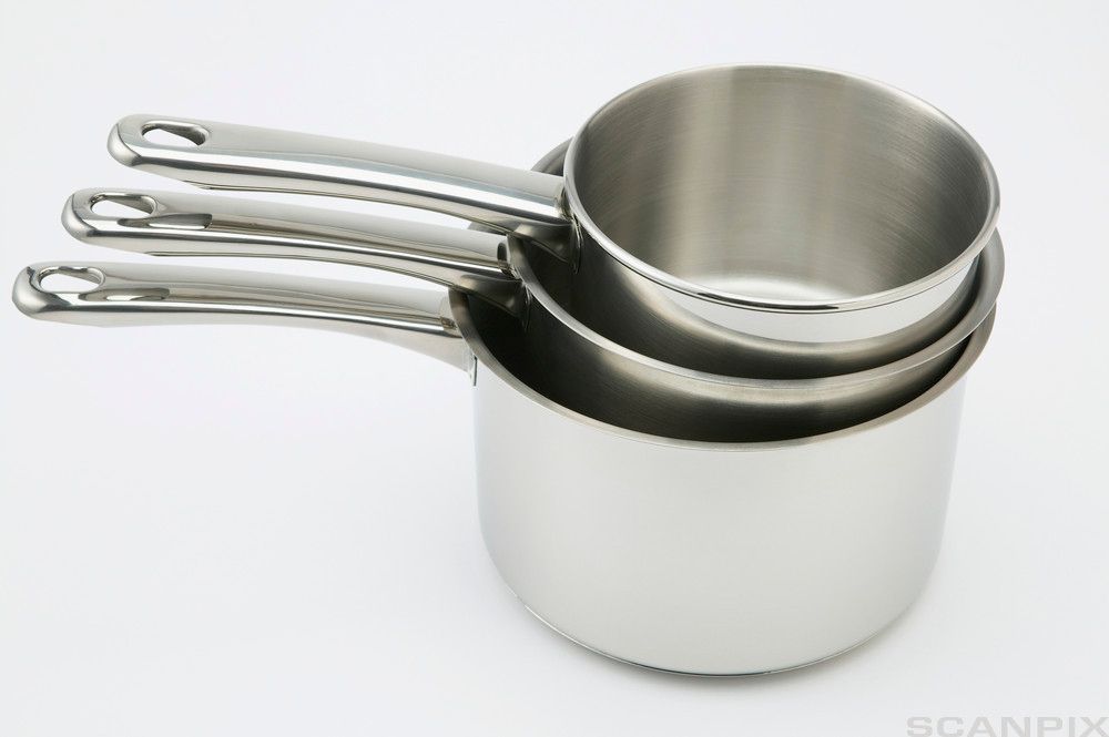 Tre kasserollar i rustfritt stål. Foto.