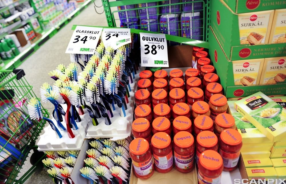 Stabler av dagligvarer i matbutikk. Foto.