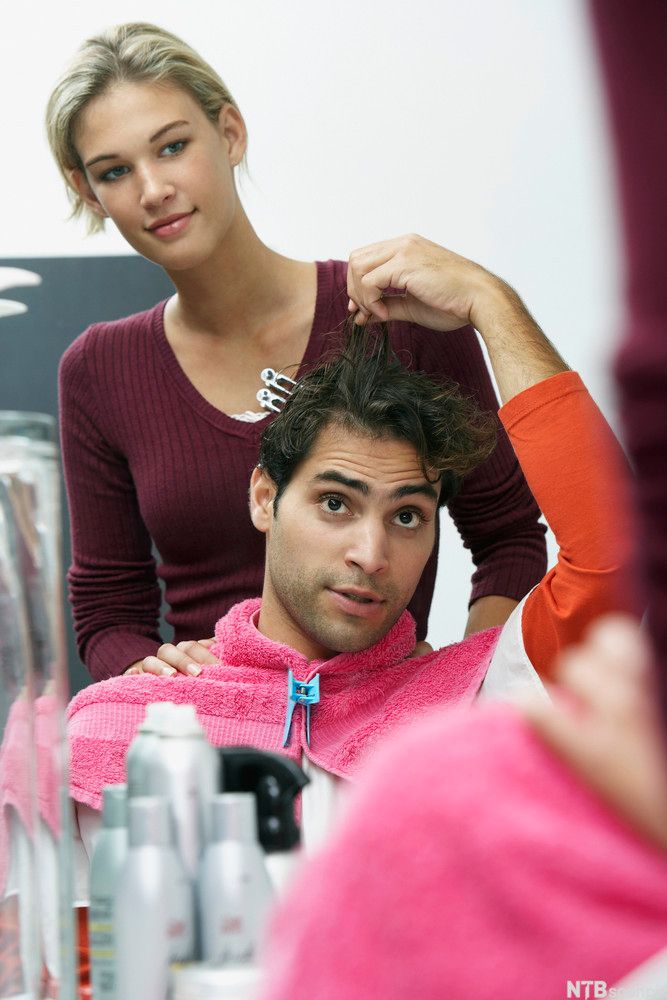 Kunde får veiledning om hår. Foto.