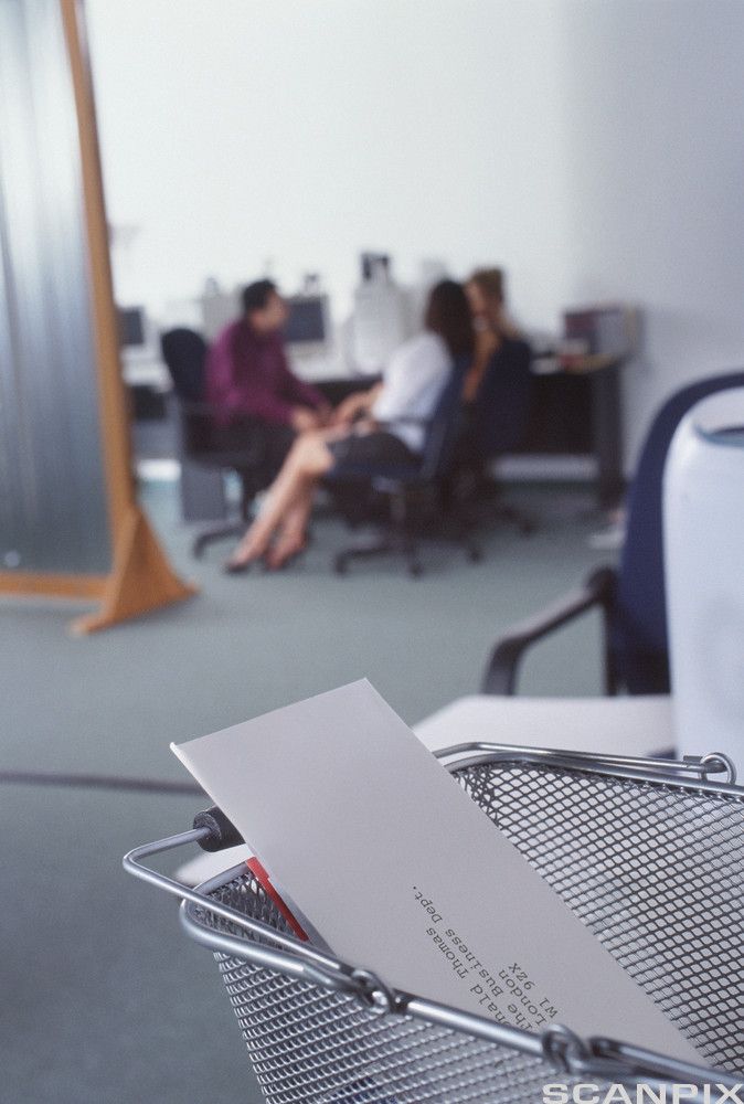 Et brev ligger i en kurv på et kontor. Foto