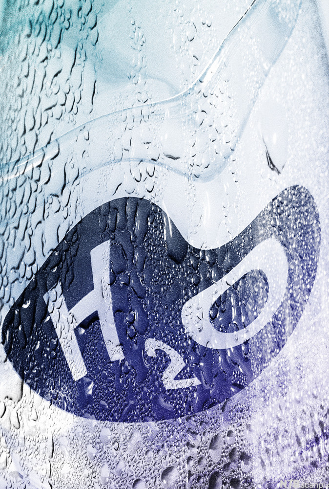 Kondens på vannflaske. Foto.