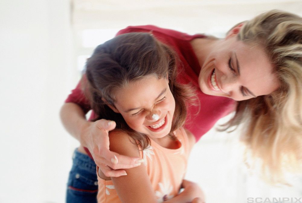 Voksen og barn. Foto.