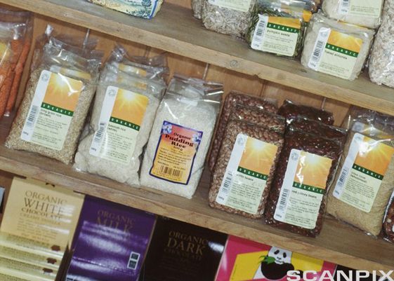 Økologiske varer i en butikkhylle. Foto.