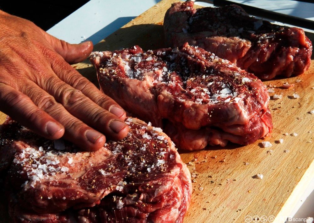 Marmorerte biffstykker gnis inn med krydder. Foto.