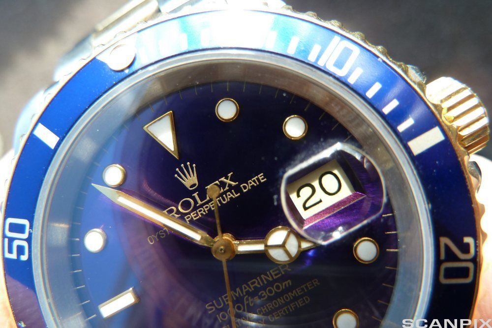 Ultratotalt utsnitt av urskiva på ei Rolex-klokke som viser klokkeslett og dato. Foto.