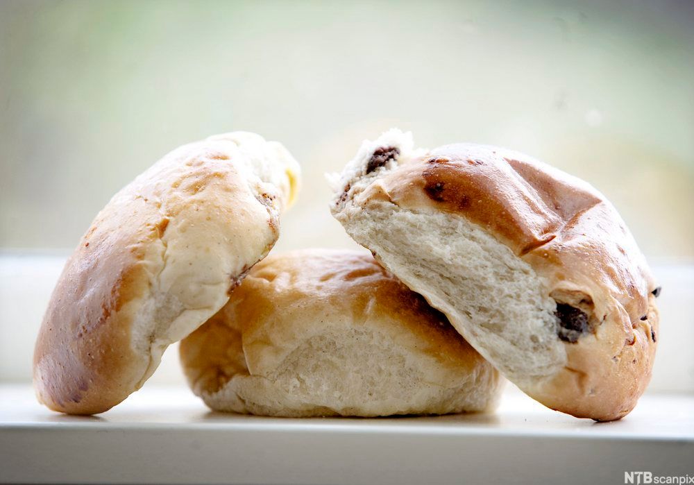 Tre rosinboller i en stabel. Foto.