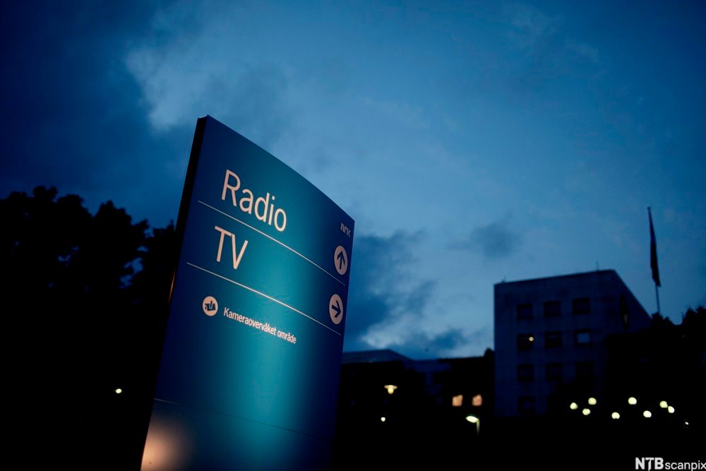 Skilt ved inngangen til NRK-bygget på Marienlyst i Oslo. Foto.