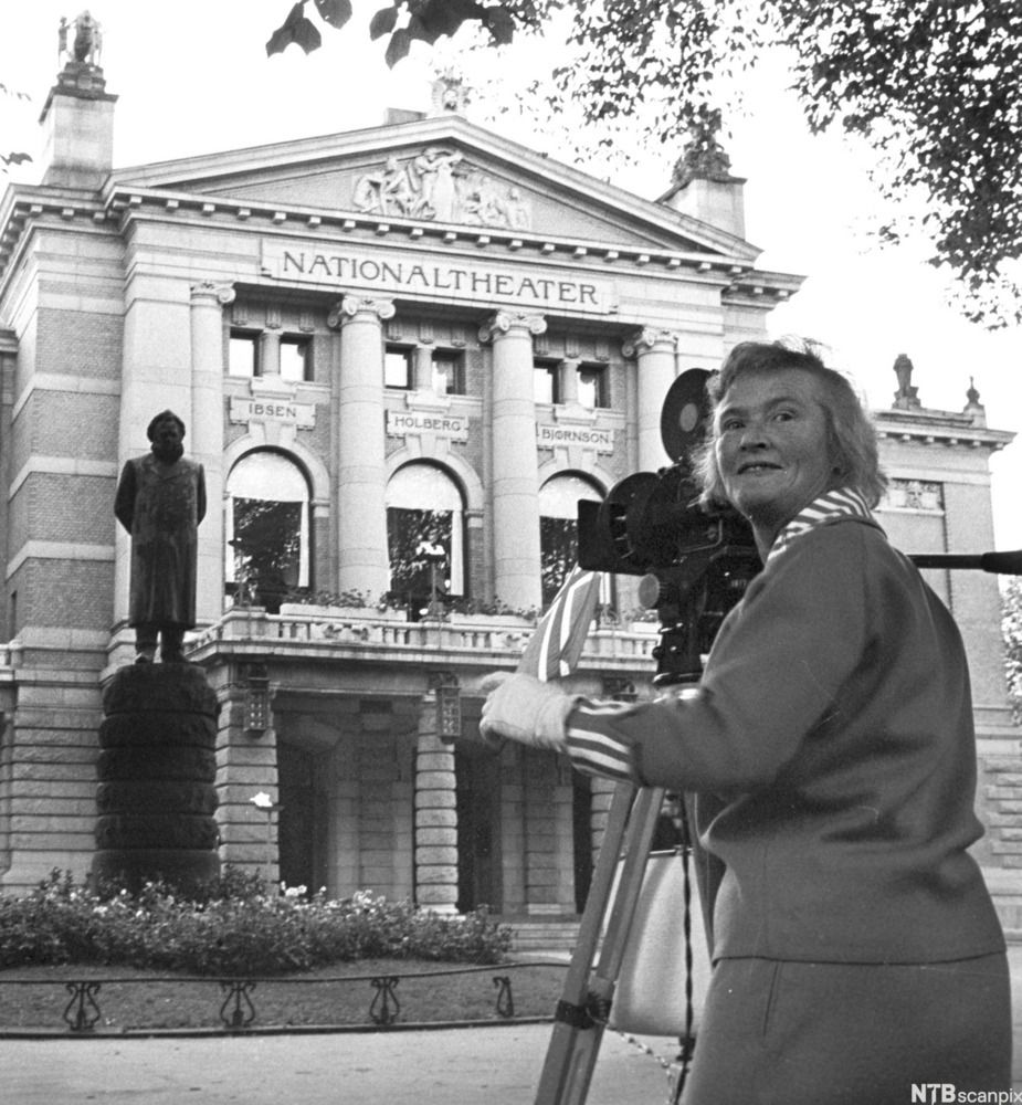 Filmregissør Edit Carlmar filmer i Oslo i 1964.