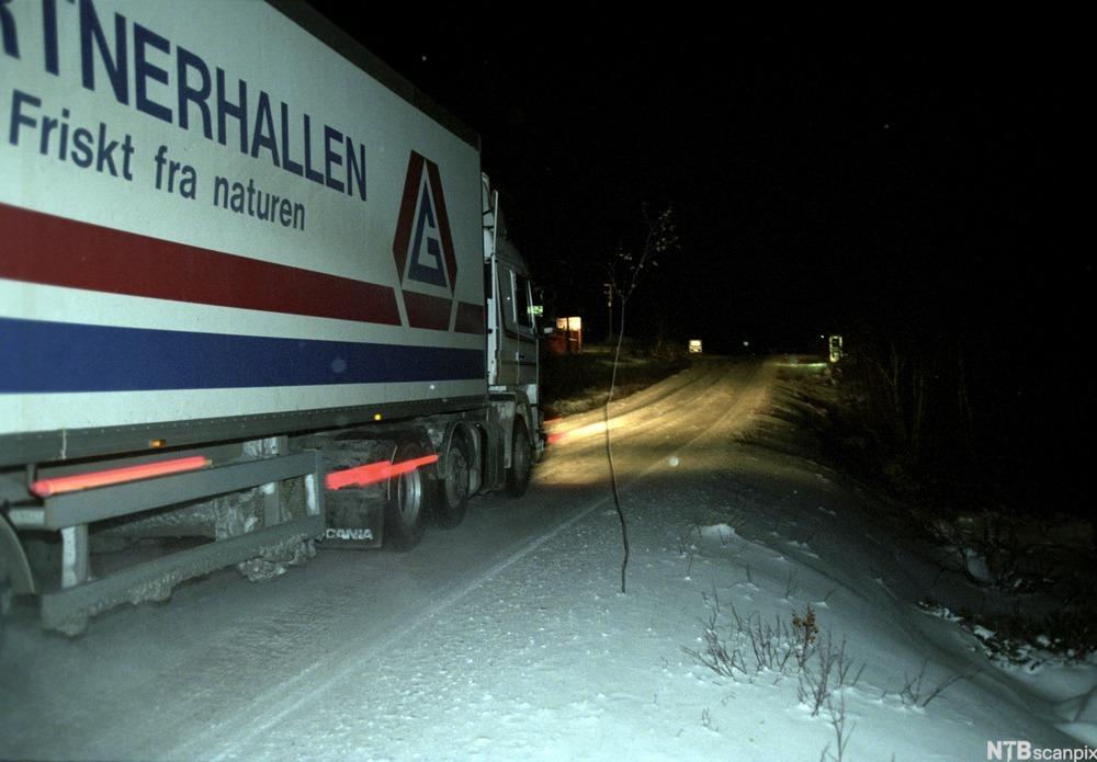 Lastebil på smal vei på vinterføre. foto.