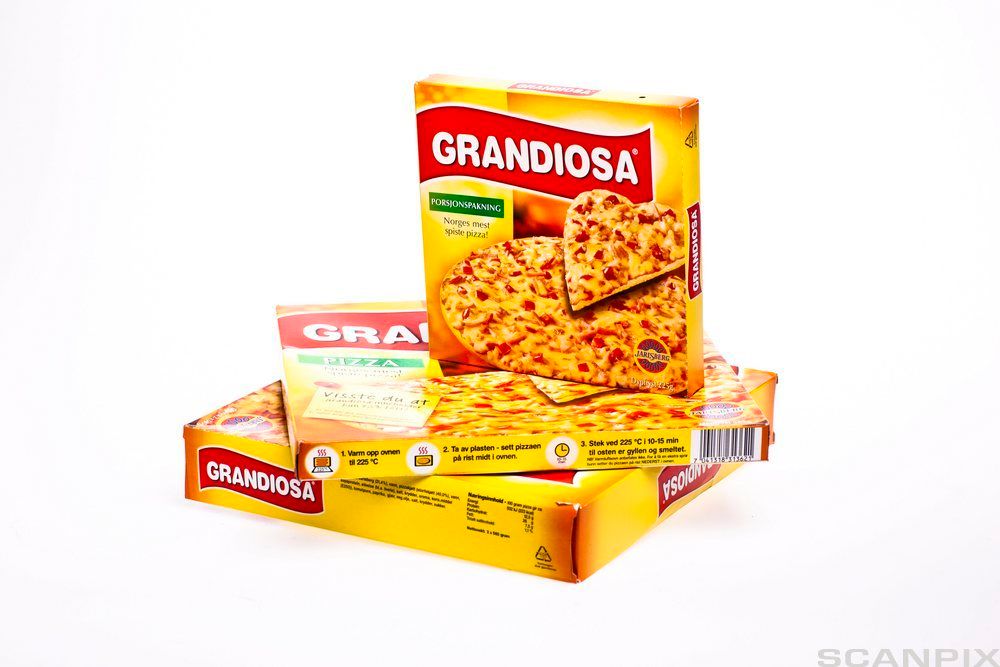 Tre esker med Pizza Grandiosa stablet oppå hverandre. Foto.